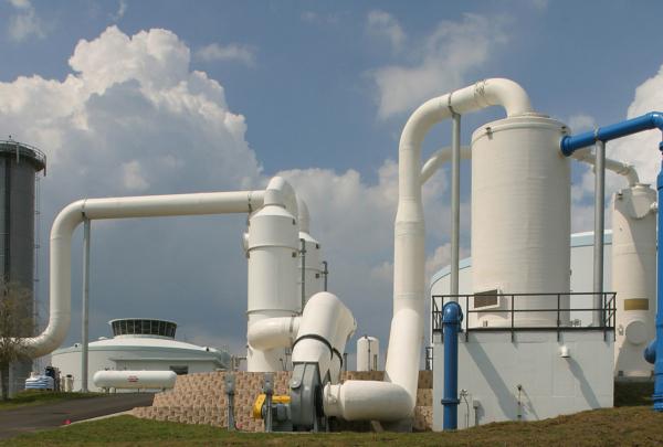 Large white storage tanks and 管道 outside the SMRU水处理设施